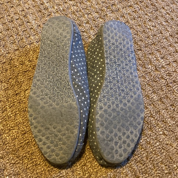TOMS size 8 gray/white polka dot slip on shoes - Picture 4 of 5